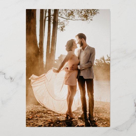 Fiona Foto Bold Monogram Modern Wedding Folieneinladung (Rückseite)