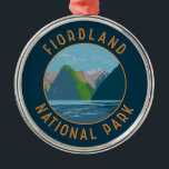 Fiordland Nationalpark Neuseeland Retro Circle Ornament Aus Metall<br><div class="desc">Kunsthandwerk aus Fiordland. Der Fiordland Nationalpark liegt im Südwesten der Südinsel Neuseelands. Es ist bekannt für die gletschergeschnitzten Förder von Doubtful und Milford.</div>