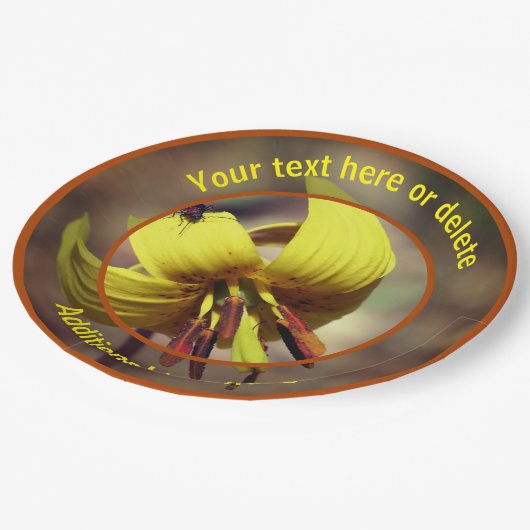 Firefto auf Forellenlilie Blume Personalisiertes P Pappteller (Schrägansicht)