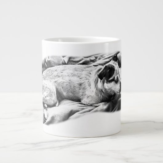Fireside Terrier auf dem Winter-Decken Jumbo-Tasse (Vorderseite)