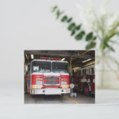 Firetrucks Parken am Bahnhof Postkarte (Stehend Vorderseite)