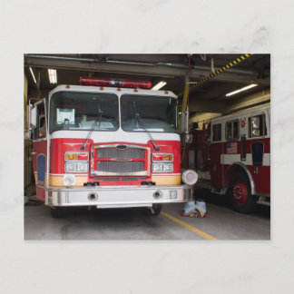 Firetrucks Parken am Bahnhof Postkarte