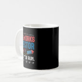 Fireworks Director I Run You Run 4th July Men B Kaffeetasse (Vorderseite Links)