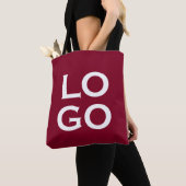 Firmen- oder Geschäftslogo auf Burgunderrot Tasche (Von Nahem)