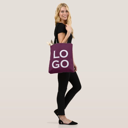 Firmenkundenspezifische Logos oder Firmenlogo auf Tasche (Am Model)