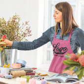 Firmenlogo auf Hot Pink, Firmenmarke nach Maß Schürze
