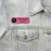 Firmenlogo auf rosafarbener Leder Namensschild (Beispiel)