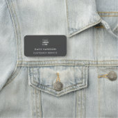 Firmenlogo | Dunkelgraue moderne Mitarbeiter Namensschild (Beispiel)