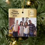 Firmenlogo Foto Gold Weihnachten Keramikornament<br><div class="desc">Ein Imitat mit goldfarbenem Hintergrund,  schwarzer Text. Text: Frohe Weihnachten. Personalisieren und hinzufügen Sie Ihr Firmenlogo,  Foto und ein Jahr.</div>