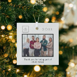 Firmenlogo Foto Vielen Dank Ornament Aus Glas<br><div class="desc">Personalisieren Sie Ihr eigenes Foto von Ihrem Geschäftsteam, Mitarbeitern, Mitarbeitern. Mit dem Text: Vielen Dank, dass Sie Teil unseres Teams sind, das mit modernen schwarzen Briefen geschrieben wurde. Ein eleganter weißer Hintergrund. Vorlage für Ihr eigenes Foto. Vorlage für ein Jahr und Ihr Logo. Perfekt als Gunst oder Belohnung für Ihre...</div>