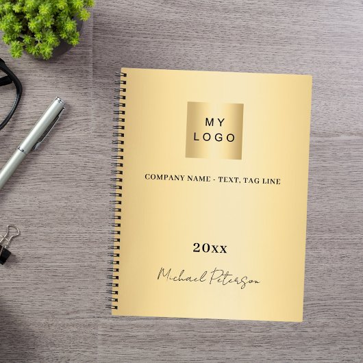 Firmenlogo, goldenes Namensschild Notizblock