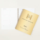 Firmenlogo goldfarbenes Namensschild 2026 Planer (Anzeige)