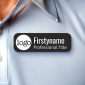 Firmenlogo mit Mitarbeiter und Titel Namensschild