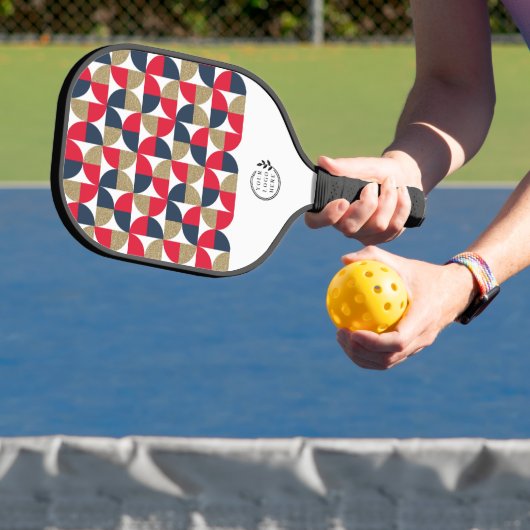 Firmenlogo Modern geometrisch rotes blaues Firmenl Pickleball Schläger (InSitu)