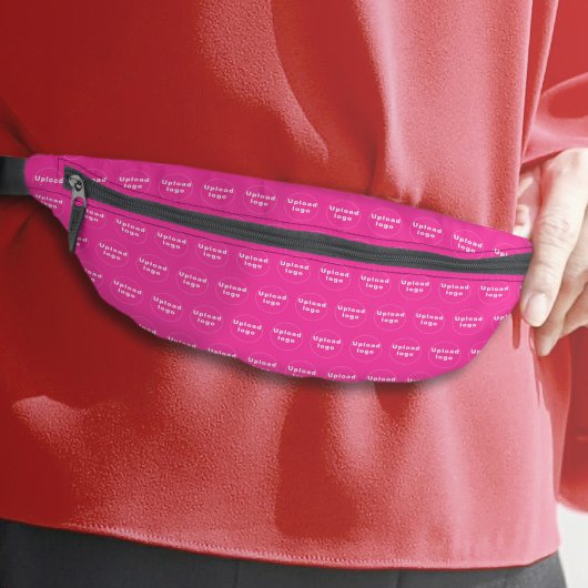 Firmenlogo Nahtloses Muster auf rosa Fanny Pack Bauchtasche