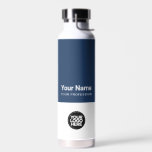 Firmenlogo, Name, Beruf Trinkflasche<br><div class="desc">Diese Wasserflasche mit dem Firmenlogo für Custom Employee Name ist einfach zu personalisieren. Ein einfaches Business-Design in marineblau-weißer Farbe,  das in Vorder- und Rückengrößen vollständig anpassbar ist,  serifenlose,  einfache und moderne Schriftart und ein berufliches und klares Aussehen. Jede Farbe,  jeder Schriftart. Keine Mindestbestellung.</div>