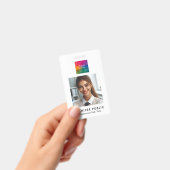 Firmenlogo QR-Code Name des Mitarbeiters und Titel Ausweis (Handheld)