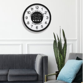 Firmenlogo Schwarz-weiß Silbername Slogan Große Wanduhr