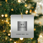 Firmenlogo Silber Weihnachtsgeschenk Keramikornament<br><div class="desc">Ein stilvolles Imitat mit silberfarbenem Hintergrund. Personalisieren und fügen Sie Ihr Unternehmen,  Firmenlogo und einen Text. Wenn Sie die Datei ohne Text gewollt haben,  löschen Sie sie mit der Backspace-Taste.</div>