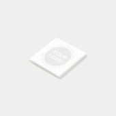 Firmenlogo und bearbeitbarer Text weiß & grau Post-it Klebezettel (angewinkelt)