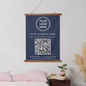 Firmenlogo und QR-Code blau Wandteppich Mit Holzrahmen (Schlafzimmer)