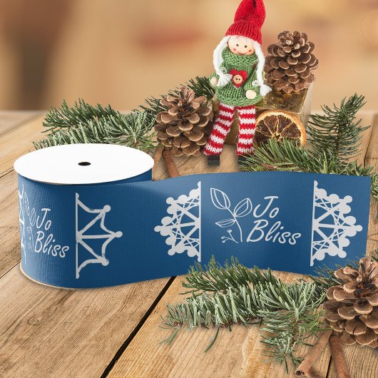 Firmenlogos und Schneeflocken, Geschenke mit blaue Ripsband