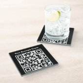 Firmenname plus QR-Code auf einem Glasuntersetzer (Schrägansicht)