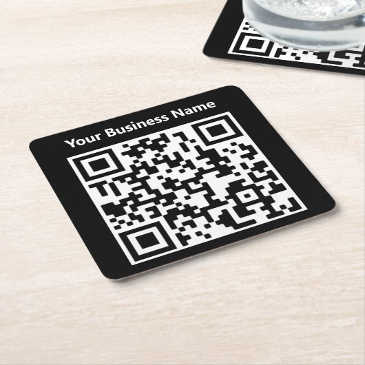 Firmenname plus QR-Code auf einem Rechteckiger Pappuntersetzer (angewinkelt)