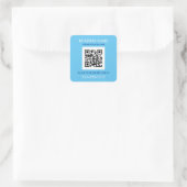 Firmenname Promo, QR Code, Sky Blue & White Quadratischer Aufkleber (Tasche)