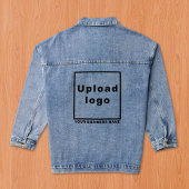 Firmenname und Logo auf dem Denim Jacket von Fraue Jeansjacke