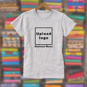 Firmenname und Logo auf dem grauen T - Shirt von F