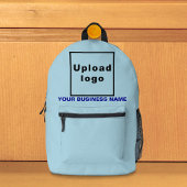 Firmenname und Logo auf dem hellblauen Rucksack