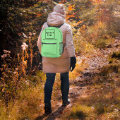 Firmenname und Logo auf dem hellgrünen Rucksack