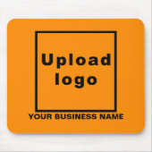 Firmenname und Logo auf dem orangefarbenen Mauskli Mousepad (Vorne)