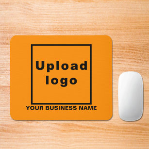 Firmenname und Logo auf dem orangefarbenen Mauskli Mousepad