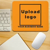 Firmenname und Logo auf dem orangefarbenen Mauskli Mousepad