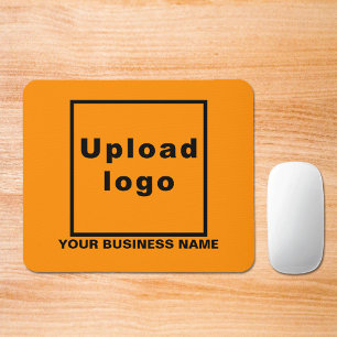 Firmenname und Logo auf dem orangefarbenen Mauskli Mousepad