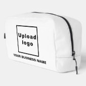 Firmenname und Logo auf dem weißen Dopp-Kit Waschbeutel (Rechte Ecke)