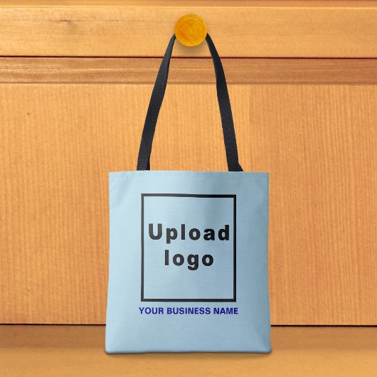 Firmenname und Logo auf der hellblauen Tasche