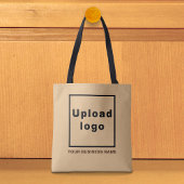 Firmenname und Logo auf der hellbraunen Tasche