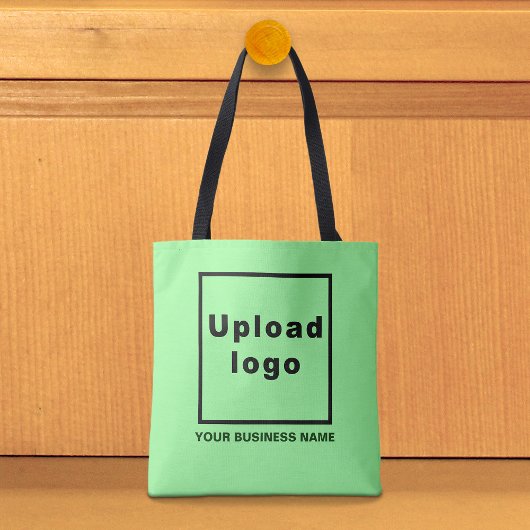 Firmenname und Logo auf der hellgrünen Tasche