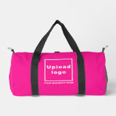 Firmenname und Logo auf der kleinen rosa Duffel-Ta Duffle Bag (Vorderseite)