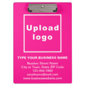 Firmenname und Logo auf der rosa Zwischenablage Klemmbrett (Vorderseite)