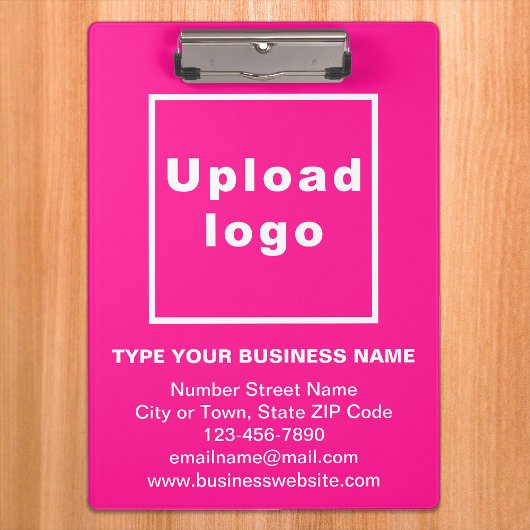 Firmenname und Logo auf der rosa Zwischenablage Klemmbrett