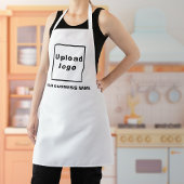 Firmenname und Logo auf der Schürze des Weißpolyes