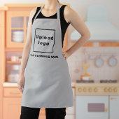 Firmenname und Logo auf der Schürze von Grau-Polye