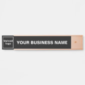 Firmenname und Logo auf der schwarzen Seite Türschild (Vorderseite )