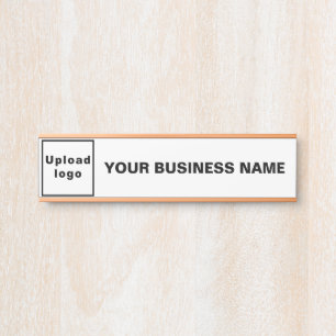 Firmenname und Logo auf der Seite "White Hanging D Türschild