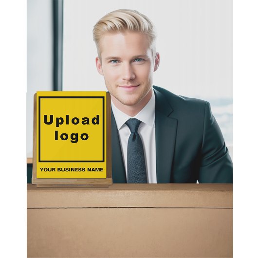 Firmenname und Logo auf gelber Akryllischer Beschr Acrylschild