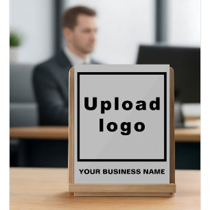 Firmenname und Logo auf grauem Acrylzeichen Acrylschild